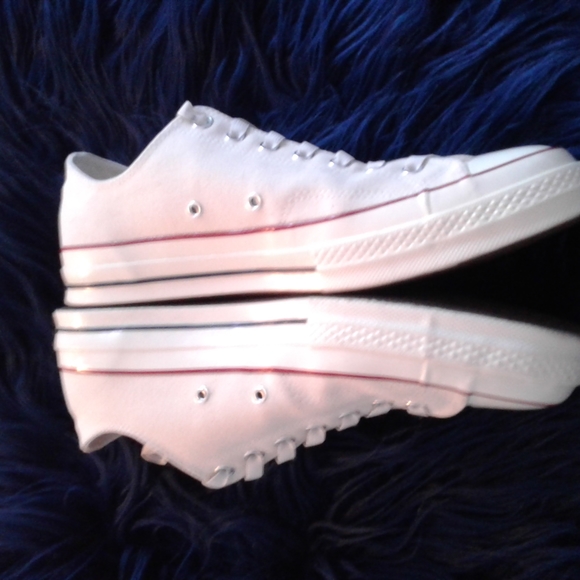 Chuck Taylor Unisex Converse Sneakers - Picture 2 of 8